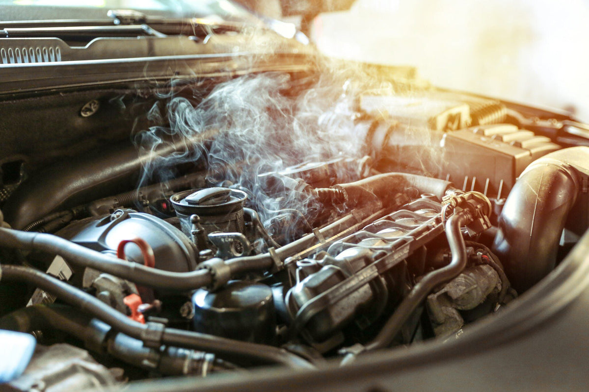 ¿Por qué se sobrecalienta el motor y qué hacer si ocurre?